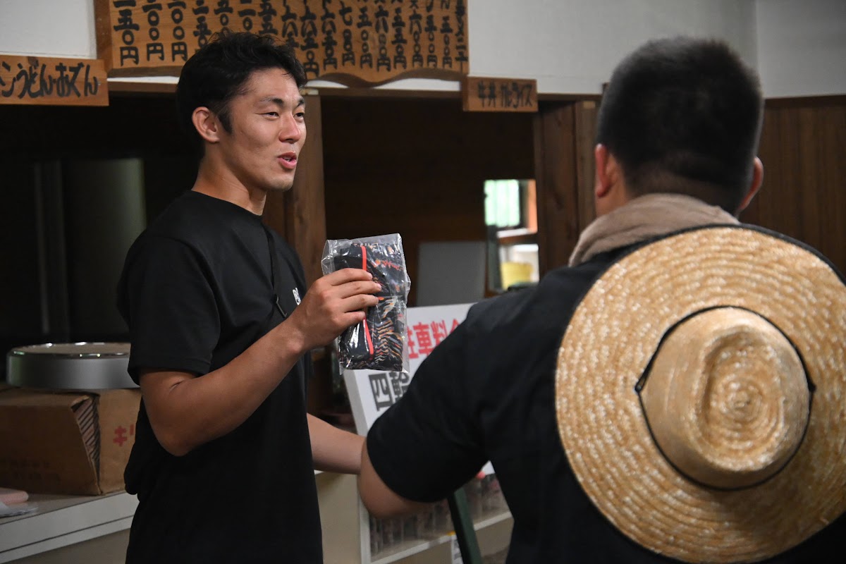 イベント終盤に記念品を受け取る参加者