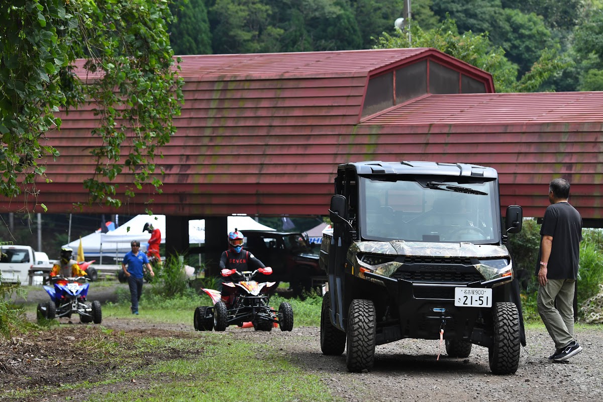 会場を走る四輪オフロード車とATV